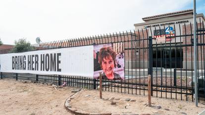 Une banderole avec le visage de Nancy Guthrie est accrochée devant les locaux de News 4 Tucson, le 12 février 2026, à Tucson.