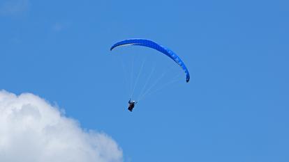 La victime a fait une chute de 3000 mètres.