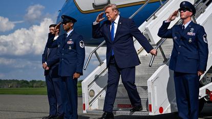 Le président américain Donald Trump descend d’Air Force One après une réunion de cabinet le 31 juillet 2026.