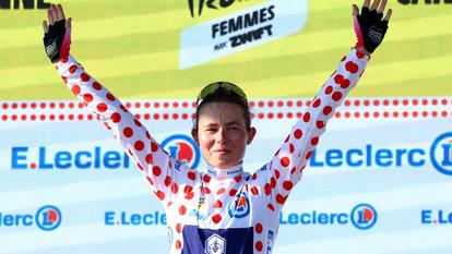 Océane Mahé, premier maillot à pois du Tour de France féminin 2026.