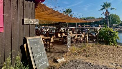Les ostréiculteurs du bassin d’Arcachon souffrent de l’absence de touristes. Certaines terrasses sont vides.