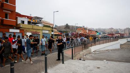Une file ininterrompue de migrants se dirige vers la frontière pour être expulsée d’Espagne, le 1er août.
