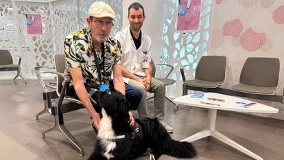 Un patient du centre Unicancer d’Avignon, en compagnie d’Enjoy et de son référent, le pharmacien Adrien Maire