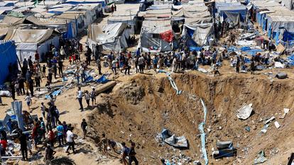 Des Palestiniens inspectent le site d’une frappe israélienne menée pendant la nuit contre un entrepôt de médicaments, à Deir al-Balah, dans la bande de Gaza, le 1er août 2026.