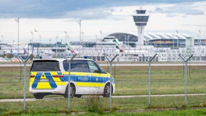 Un véhicule de police surveille la piste de l’aéroport de Munich, après le signalement de survol de drones, le 4 octobre 2025.
