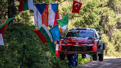 Sebastien Ogier et Julien Ingrassia avec la Yaris au Rallye de Finlande.