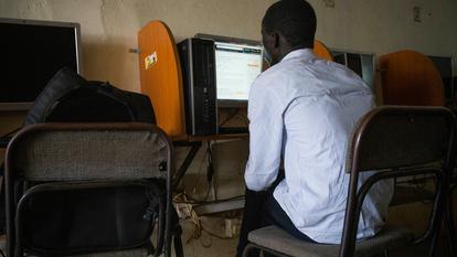 Un homme utilise un ordinateur dans un cybercafé, en Ouganda (photo d’illustration).
