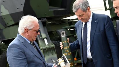 Armin Papperger (PDG de Rheinmetall), Markus Söder (ministre-président de Bavière) et Nils Schmid (secrétaire d’État à la Défense) ont affiché leur bonne entente lors d’une cérémonie à l’usine de poudre Nitrochemie d’Aschau am Inn (Bavière).
