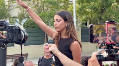Isabel Peralta émerge dans le débat public espagnol en février 2021, lors d’un hommage à la Division Azul, l’unité de volontaires espagnols ayant combattu aux côtés de l’Allemagne nazie sur le front de l’Est pendant la Seconde Guerre mondiale.
