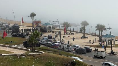 Des forces de sécurité se tiennent en garde à Fnideq, au Maroc, le 1er août 2026, alors que des migrants se rassemblent après avoir traversé de l’enclave espagnole de Ceuta.