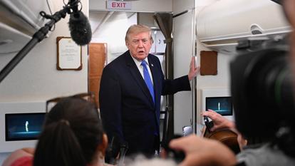 Donald Trump devant les médias à bord de l’Air Force One en route vers la Base conjointe Andrews, dans le Maryland, aux États-Unis, le 2 août 2026