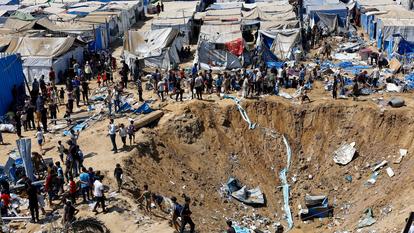 Un cratère formé après une frappe israélienne, samedi 1er août.