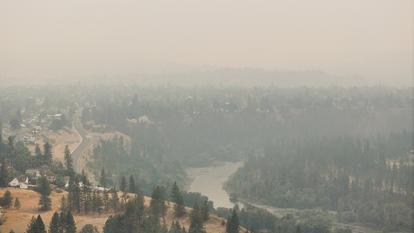 Une vue par drone montre de la fumée enveloppant le ciel alors qu’un incendie de forêt brûle dans la région de Spokane, Washington, États-Unis, le 2 août 2026.