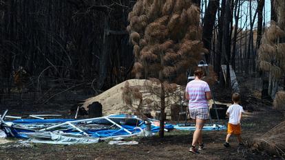 Des habitants inspectent les environs de leur maison, détruite par un incendie de forêt à Le Porge, département de la Gironde, France, le 3 août 2026, alors que les autorités ont autorisé les évacués à retourner dans la région.