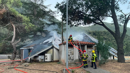 Cet arrêté municipal a été pris au lendemain d’un incendie déclenché par deux jeunes âgés de 10 et 13 ans dans une salle municipale polyvalente.