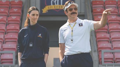 Ted Lasso (Jason Sudeikis) et sa nouvelle assistance Alice Clifton (Tanya Reynolds), au tempérament bien plus taciturne !