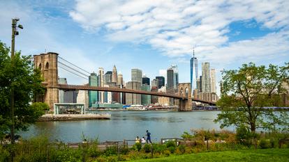 Le pont de Brooklyn traverse l’East River pour relier les arrondissements de Manhattan et de Brooklyn.