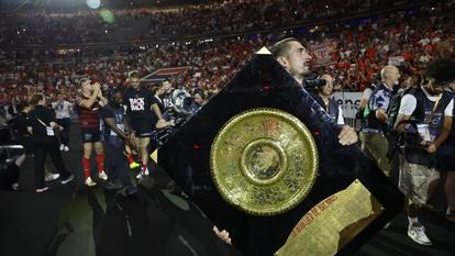 Thomas Ramos avec le trophée de champion de France du Stade Toulousain.