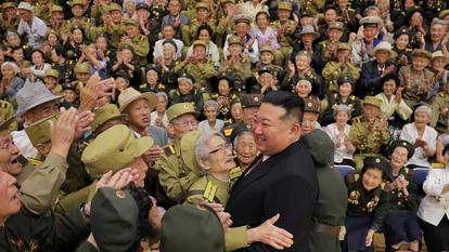 Le dirigeant nord-coréen Kim Jong-un salue des anciens combattants lors du 73e anniversaire de l’armistice de la guerre de Corée, à Pyongyang, le 28 juillet 2026, dans cette photo publiée par l’agence de presse officielle nord-coréenne KCNA.
