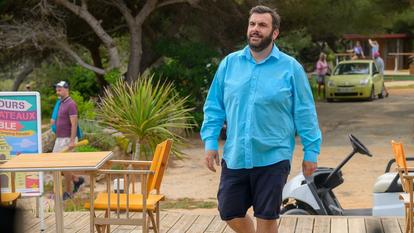 Au royaume des campeurs, Tom (Laurent Ournac) est roi.