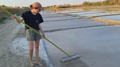 Charlène Biju, avec une lousse à fleur de sel, au milieu des marais salants de l’Île-de-Ré.