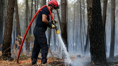 Le maire d’Aubagne Jean-Pierre Squillari a emprunté du matériel aux pompiers de sa commune pour protéger sa résidence secondaire menacée par le feu du Var.