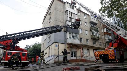 Les pompiers travaillent sur le site d’un immeuble d’appartements touché lors d’une frappe de drone russe, au milieu de l’attaque de la Russie sur l’Ukraine, dans la région de Kharkiv, Ukraine, 28 juillet 2026.
