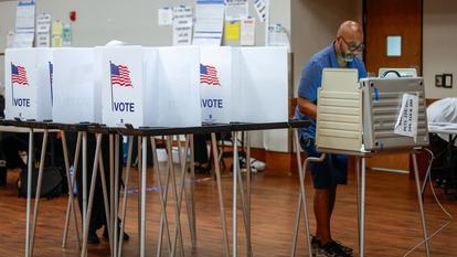 Un homme vote dans un bureau de vote lors des élections primaires du Michigan, à Detroit, Michigan, États-Unis, le 4 août 2026.