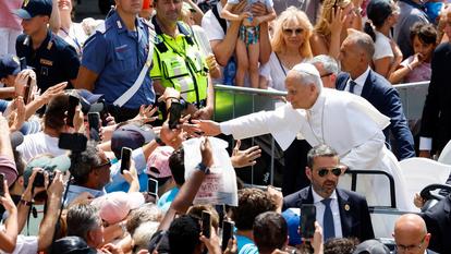 Le pape Léon salue les fidèles après la prière de l’Angelus sur la Piazza della Libertà à Castel Gandolfo, près de Rome, Italie, le 26 juillet 2026.