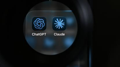 Logos de ChatGPT, de l’entreprise américaine OpenAI, et Claude, d’Anthropic.