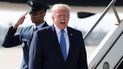 Le président des États-Unis, Donald Trump, arrive à l’aéroport international de Los Angeles, en Californie, le 4 août 2026.