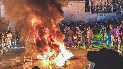Des Iraniens bloquent une rue lors d’une manifestation à Téhéran, en Iran, le 9 janvier 2026.