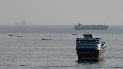 Bateaux dans le détroit d’Ormuz, vus depuis Musandam, à Oman, le 3 août 2026.