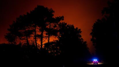 Une patrouille surveille un incendie de forêt virulent près d’une zone résidentielle à Lège-Cap-Ferret, le 23 juillet dernier.