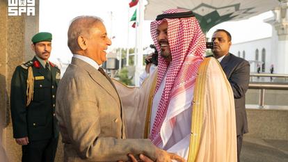Le premier ministre pakistanais Shehbaz Sharif est reçu par le gouverneur adjoint de la région de La Mecque, le prince Saud bin Mishaal bin Abdulaziz, à son arrivée à Djeddah, en Arabie Saoudite, le 6 août 2026.
