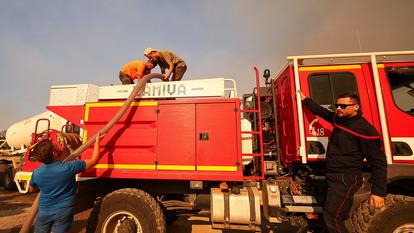 Les agriculteurs aident les pompiers à recharger leur réserve d’eau pendant qu’ils continuent de lutter contre les incendies.