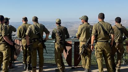 Des soldats israéliens regardent vers le Liban, du côté israélien de la frontière israélo-libanaise dans le nord d’Israël, le 5 août 2026. Des soldats israéliens regardent vers le Liban, du côté israélien de la frontière israélo-libanaise dans le nord d’Israël, le 5 août 2026. (Image d’illustration)