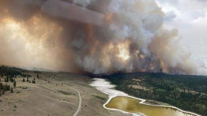 Une vue aérienne montre de la fumée s’élevant du feu de forêt de Pear Lake, qui a entraîné l’évacuation du village de Clinton, en Colombie-Britannique, Canada, le 28 juillet 2026.