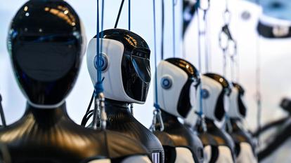 Des robots humanoïdes avec IA présentés à Shanghai, le 18 juillet dernier.
