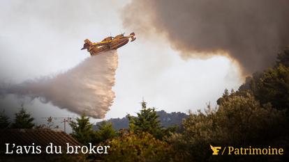 Un avion Canadair en train de larguer ses 6 tonnes d’eau afin de lutter contre un feu de forêt. La France vient de subir les incendies les plus massifs de toute son histoire. Quelles en seront les conséquences économiques ? Le bureau d’analyse Capital Economics a un avis argumenté sur le sujet.