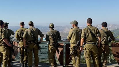 des soldats israéliens regardent vers le Liban, du côté israélien de la frontière israélo-libanaise, le 5 août 2026.