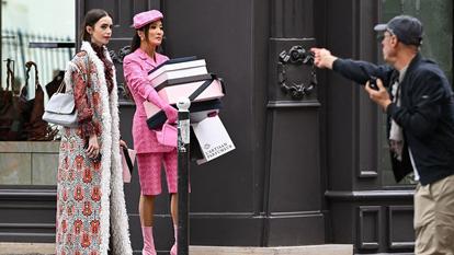 Lily Collins et Ashley Park sur le tournage d’Emily in Paris, saison 6, en juillet, à Paris.