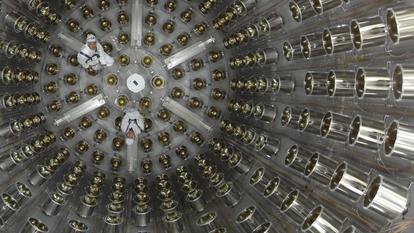 Le détecteur de neutrino proche de la centrale nucléaire de Chooz lors de son intégration.