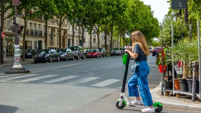 En ville (ici, à Paris), le code de la route n’impose aucune protection aux adultes se déplaçant en trottinette électrique ou à vélo. Le port du casque est simplement recommandé.