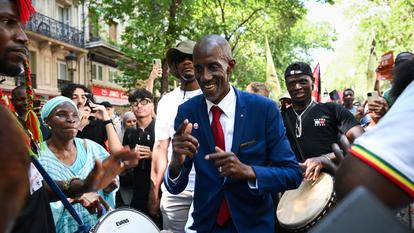 Le maire de Saint-Denis, Bally Bagayoko, danse avec des manifestants lors d’un rassemblement contre le racisme et l’extrême droite à Paris, le 21 juin 2026.