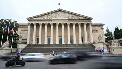 Élue au perchoir en 2022, Yaël Braun-Pivet reprend le chantier et l’inscrit dans sa politique d’ouverture du Palais Bourbon.