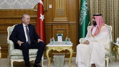Le président turc Tayyip Erdogan rencontre le prince héritier saoudien Mohammed ben Salmane, en prévision de la signature prévue d’un accord de défense entre l’Arabie saoudite, le Pakistan et la Turquie, à La Mecque, en Arabie saoudite, le 7 août 2026.