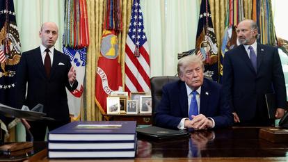 Le directeur de cabinet adjoint de la Maison-Blanche, Stephen Miller, et le président américain Donald Trump et le secrétaire américain au Commerce Howard Lutnick à Washington, le 6 août 2026.
