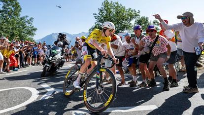 Tadej Pogacar sur les route du Tour de France cette année dans la 19e étape.