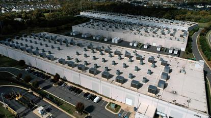 Vue aérienne d’un centre de données Amazon Web Services connu sous le nom de US East 1 à Ashburn, Virginie, États-Unis, 20 octobre 2025.